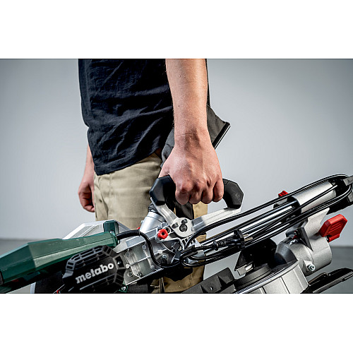 Пила торцювальна Metabo KGS 216M з протяжкою 1200Вт диск 215мм 13.4кг