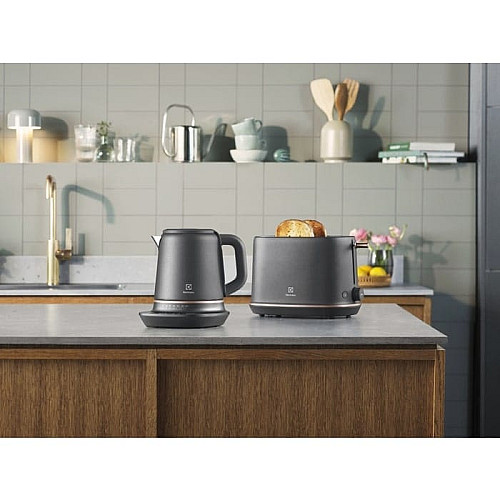 Электрочайник Electrolux 1.7л, Strix, металл, поддержка температуры, черный матовый