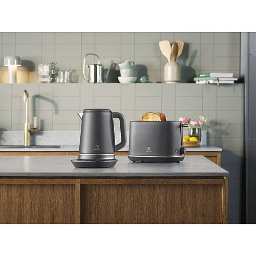 Электрочайник Electrolux 1.7л, Strix, металл, поддержка температуры, черный матовый