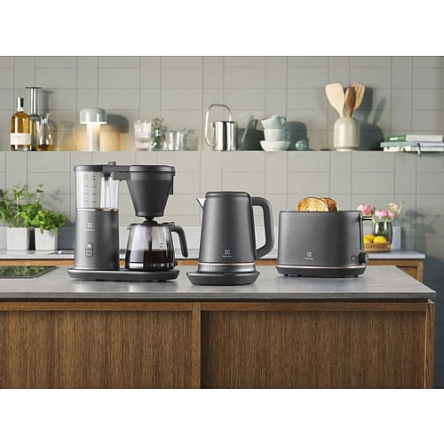 Электрочайник Electrolux 1.7л, Strix, металл, поддержка температуры, черный матовый