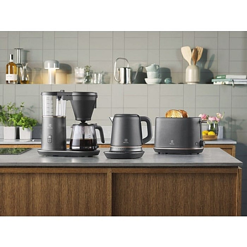 Электрочайник Electrolux 1.7л, Strix, металл, поддержка температуры, черный матовый