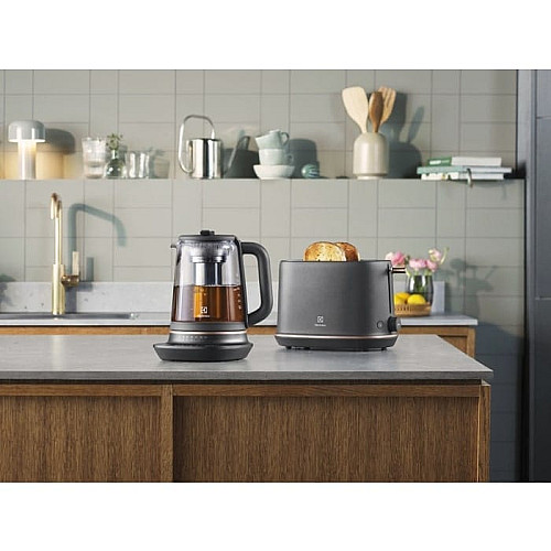 Электрочайник Electrolux 1.7л, Strix, стекло, заварник, поддержка температуры, черный