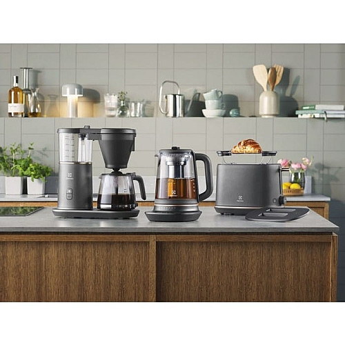 Электрочайник Electrolux 1.7л, Strix, стекло, заварник, поддержка температуры, черный