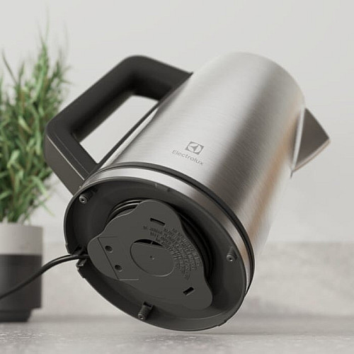 Электрочайник Electrolux 1.7л, Strix, дисплей, металл, поддержка температуры, нерж. сталь