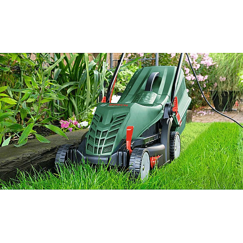 Газонокосилка сетевая Bosch UniversalRotak 37-555 1400Вт 37см 40л 27-50мм 15.5кг
