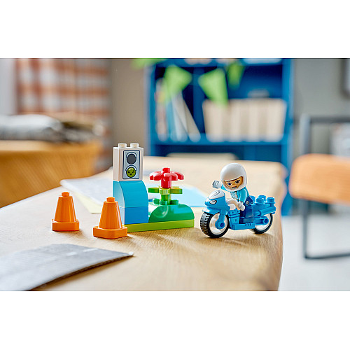 Конструктор LEGO DUPLO Town Синій поліцейський мотоцикл