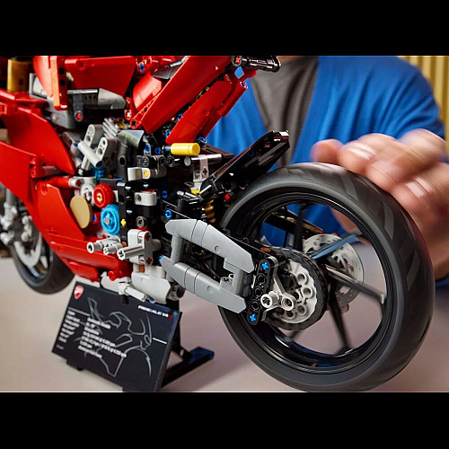 Конструктор LEGO Technic Мотоцикл Ducati Panigale V4 S