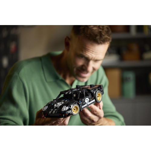 Конструктор LEGO Technic Автомобіль для перегонів Ford GT40 MKII 1966 року