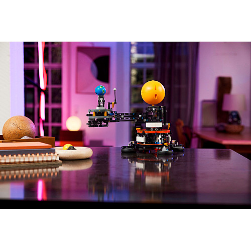 Конструктор LEGO Technic Земля та Місяць на орбіті