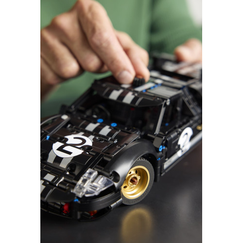 Конструктор LEGO Technic Автомобіль для перегонів Ford GT40 MKII 1966 року