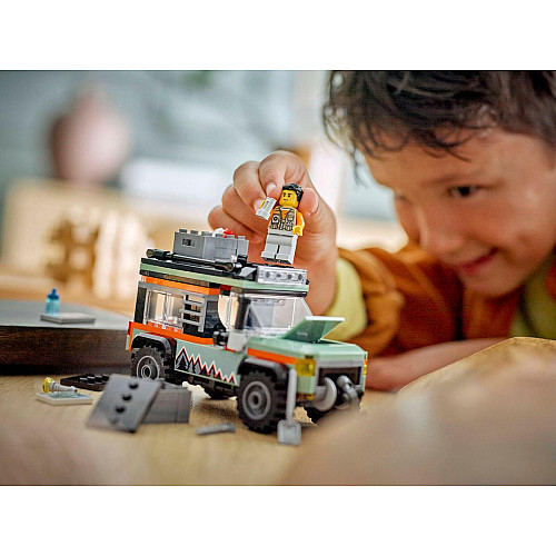 Конструктор LEGO City Позашляхова гірська вантажівка 4x4