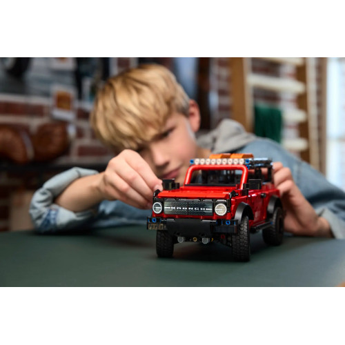 Конструктор LEGO Technic Позашляховик Ford Bronco