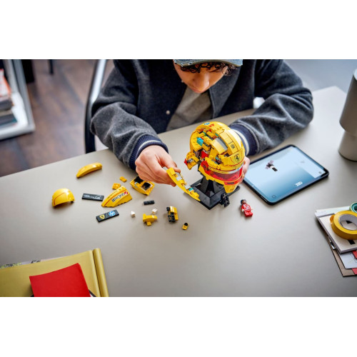 Конструктор LEGO Editions Formula 1 Шолом Льюїса Гамільтона з команди Scuderia Ferrari HP