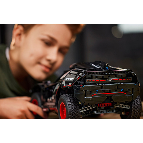 Конструктор LEGO Technic Audi RS Q e-tron