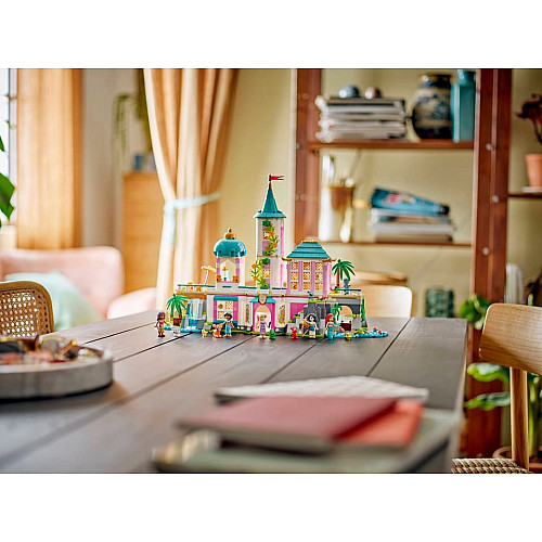 Конструктор LEGO Disney Princess Замок принцеси та королівські улюбленці