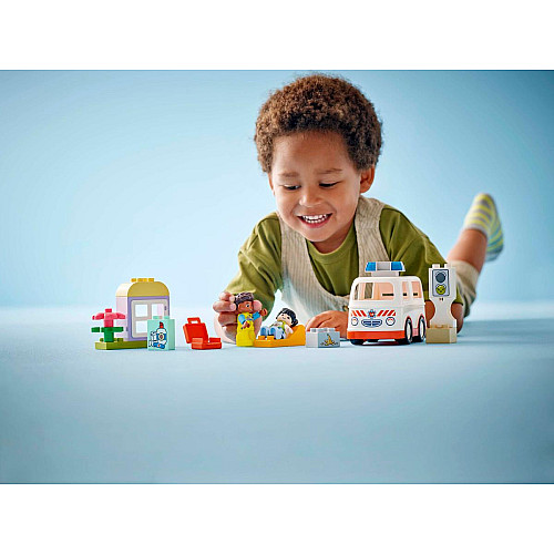 Конструктор LEGO DUPLO Town Швидка допомога та водій