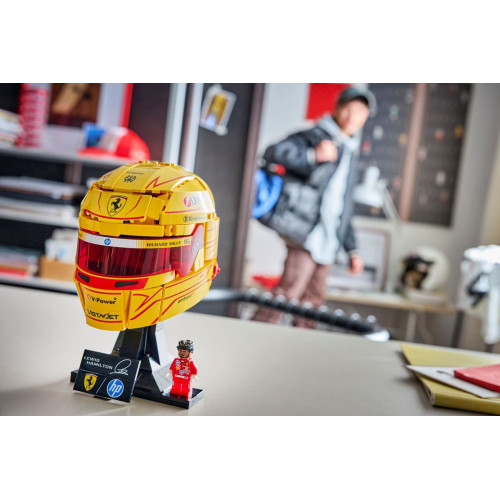 Конструктор LEGO Editions Formula 1 Шолом Льюїса Гамільтона з команди Scuderia Ferrari HP