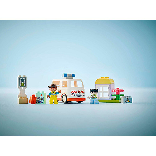 Конструктор LEGO DUPLO Town Швидка допомога та водій