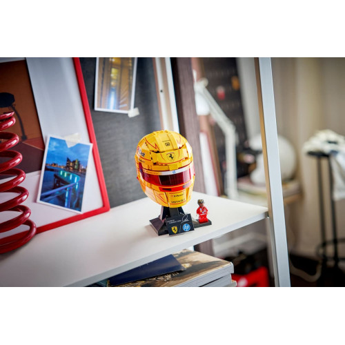 Конструктор LEGO Editions Formula 1 Шолом Льюїса Гамільтона з команди Scuderia Ferrari HP