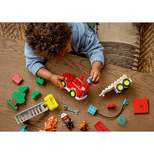 Конструктор LEGO DUPLO Town Пожарная машина со шлангом и пожарным