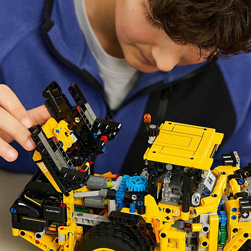 Конструктор LEGO Technic Колесный погрузчик Volvo L120 Electric