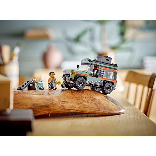 Конструктор LEGO City Позашляхова гірська вантажівка 4x4