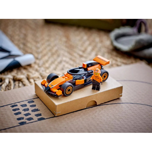 Конструктор LEGO City Пілот F1 з автомобілем для перегонів команди McLaren