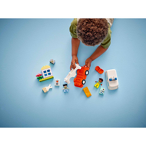 Конструктор LEGO DUPLO Town Швидка допомога та водій