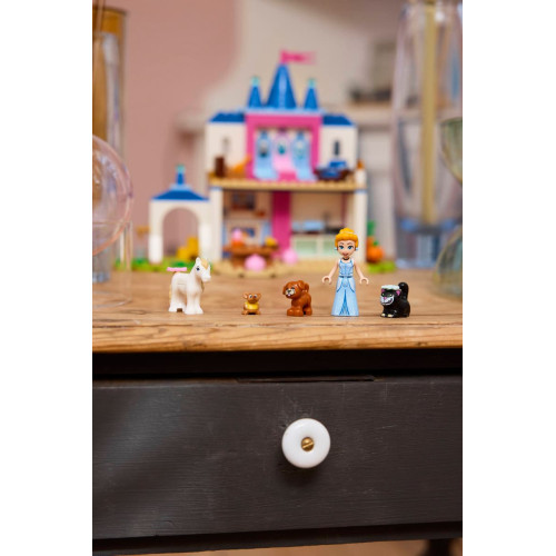 Конструктор LEGO Disney Princess Замок Попелюшки та її друзів-тварин