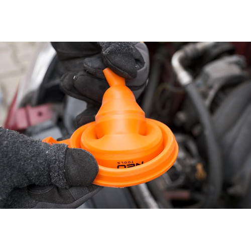 Лійка автомобільна Neo Tools (воронка)  145х105мм силікон, складна 0.85кг