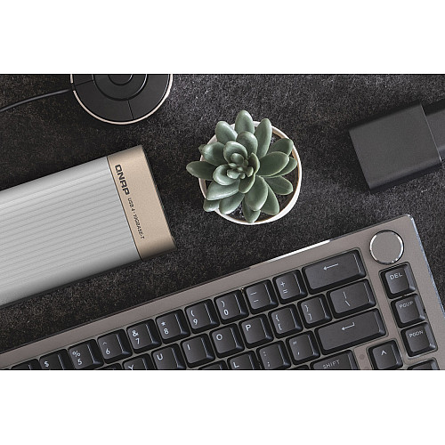 Адаптер QNAP USB 4 Thunderbolt 3/4 10GbE RJ45
