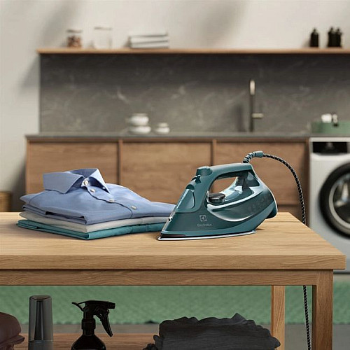 Праска Electrolux, 2600Вт, 330мл, паровий удар 210гр, керам. підошва, зелений