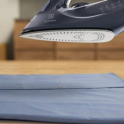 Утюг Electrolux, 2500Вт, 330мл, паровой удар 200гр, керам. подошва, голубой
