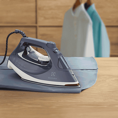 Праска Electrolux, 2400Вт, 330мл, паровий удар 160гр, керам. підошва, сіро-білий