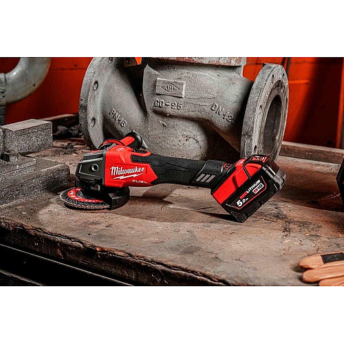 Шлифмашина угловая аккумуляторная Milwaukee M18 FSAGV125XB-0X 125мм 18В 85000об/мин 2.7кг кейс без АКБ и ЗП