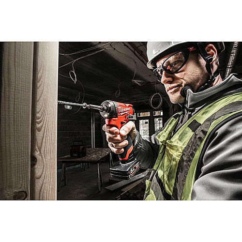 Набор из двух аккумуляторных инструментов Milwaukee M12 FPP2A2-402X шуруповерт-дрель M12 FPD2-0 вертолет M12 FID2-0 акб М12 2х4А·час ЗП C12C кейс