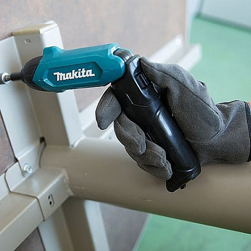 Шуруповерт аккумуляторный Makita DF001DW 3.6В 1х1.5А·час 4Нм 220об/мин набор принадлежностей 81шт 0.36кг