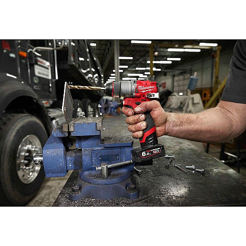 Набор из двух аккумуляторных инструментов Milwaukee M12 FPP2A2-402X шуруповерт-дрель M12 FPD2-0 вертолет M12 FID2-0 акб М12 2х4А·час ЗП C12C кейс