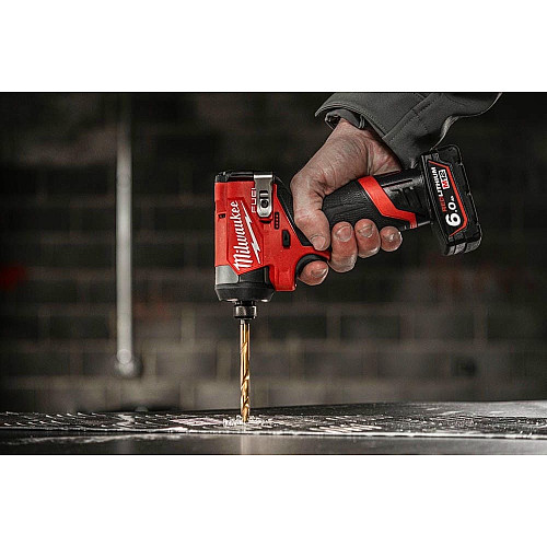 Набор из двух аккумуляторных инструментов Milwaukee M12 FPP2A2-402X шуруповерт-дрель M12 FPD2-0 вертолет M12 FID2-0 акб М12 2х4А·час ЗП C12C кейс