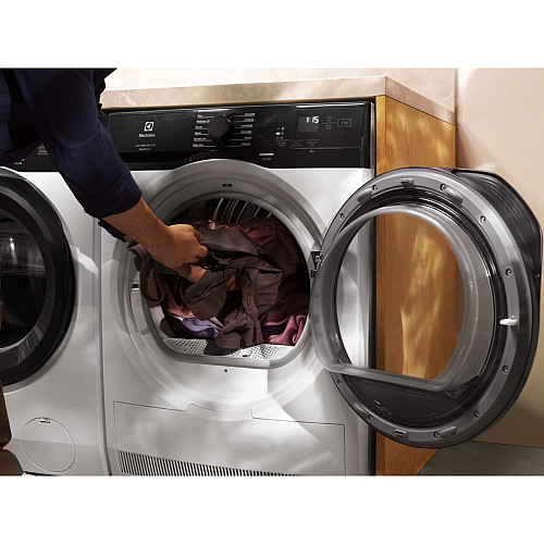 Сушильна машина Electrolux тепловий насос, 8кг, D, 64см, дисплей, білий