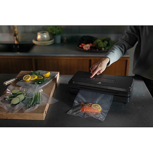 Вакууматор Electrolux для рулонов, пакетов и контейнеров, 120Вт, 30см, электронное управление, +1 рулон, пластик, серый