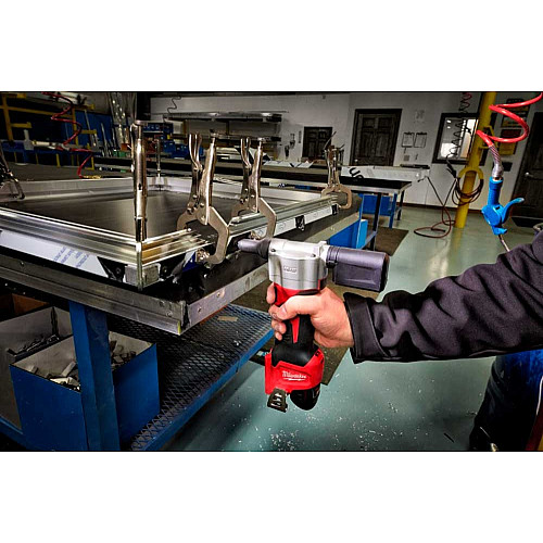 Заклепочник аккумуляторный Milwaukee M12 BPRT-201X 12В АКБ 1x2А·час ЗП C12C 2.4мм 3.2мм 4.0мм 4.8мм 2.1кг кейс