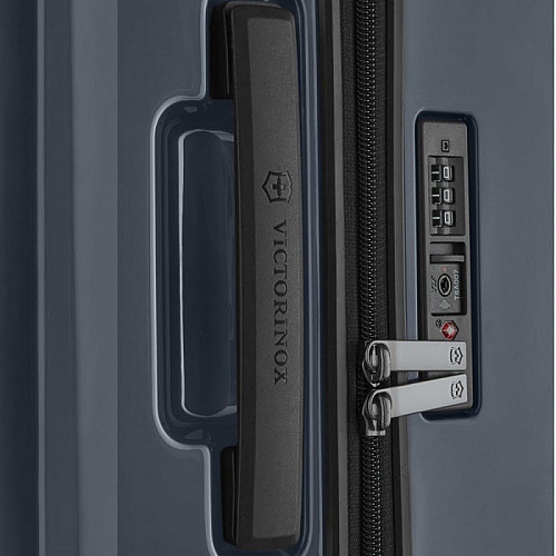 Чемодан Victorinox Travel Airox Dark Blue L на 4 колесах, 98 л, синяя