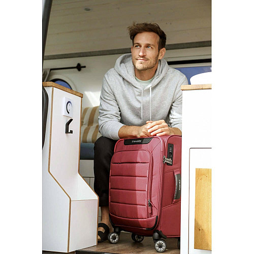 Чемодан Travelite Skaii Red S на 4 колесах, красный