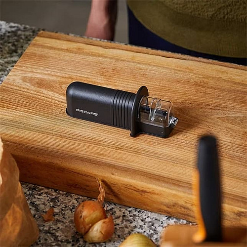 Fiskars Точило для ножів Essential, чорне