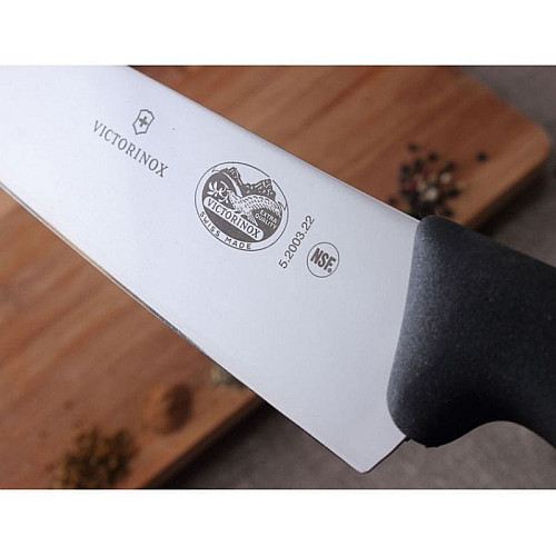 Кухонный нож Victorinox Fibrox Carving, 22 см, черный. ручкой