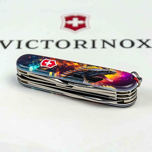 Ніж Victorinox Huntsman Zodiac 91мм/15функ/Зоряний дракон/різнокольоровий