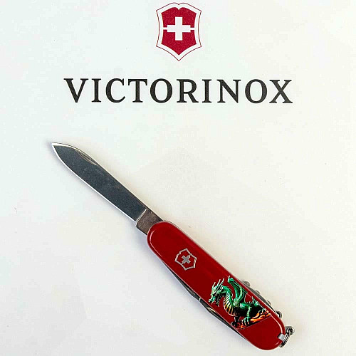 Нож Victorinox Spartan Zodiac 91мм/12функ/зеленый дракон на ветке дерева/красный