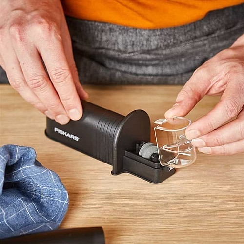 Fiskars Точило для ножів Essential, чорне