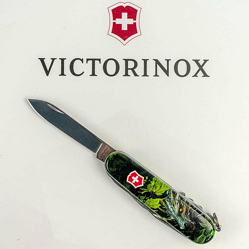 Нож Victorinox Huntsman Zodiac 91мм/15функ/Зеленый деревянный дракон/разноцветный